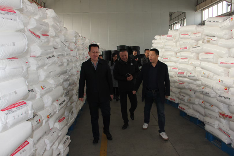 新疆天業(yè)集團(tuán)公司董事長(zhǎng)李河、譚新民等人蒞臨陜西甘霖實(shí)業(yè)公司考察指導(dǎo)工作